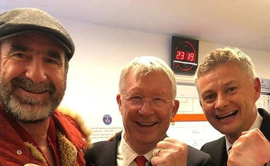 Sir Alex cùng Eric Cantona ‘đột kích’ phòng thay đồ M.U, Solskjaer sung sướng