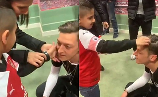 Mesut Oezil gây xúc động với hình ảnh để cậu bé mù chạm vào thần tượng