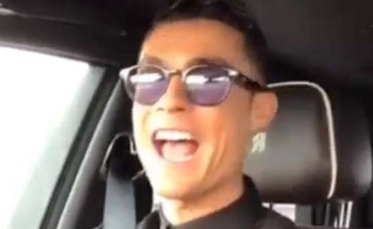 VIDEO: Ronaldo trổ tài hát nhép khiến fan thích thú