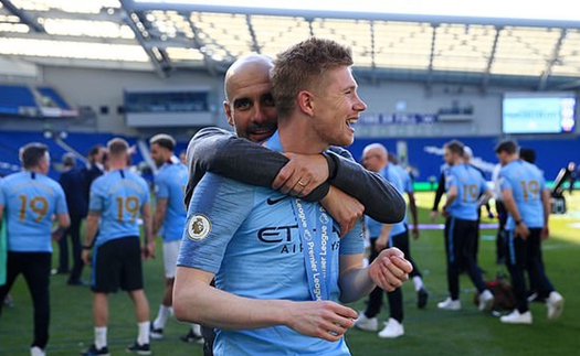 De Bruyne mắng Guardiola là ‘HLV chết tiệt’ ngay trong ngày ăn mừng vô địch