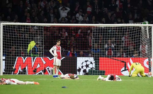 Xót xa khoảnh khắc cầu thủ Ajax nằm sân lặng đau sau bàn quyết định của Moura