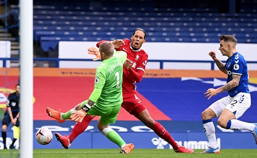 Trọng tài Premier League: Pickford ‘chặt giò’ Van Dijk như Keane đạp gãy chân Haaland