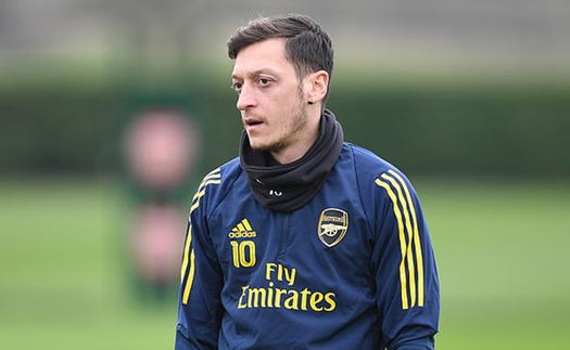 CĐV Arsenal phản ứng ra sao trước tâm thư của Mesut Oezil?