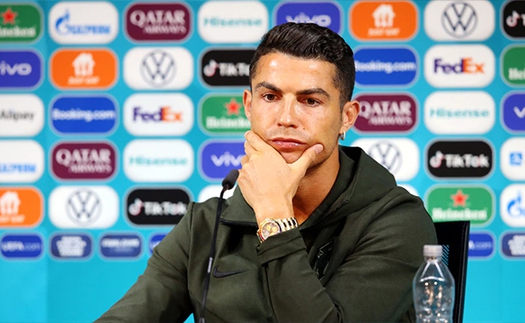 Cristiano Ronaldo đang ra gây tranh cãi lớn tại EURO 2021