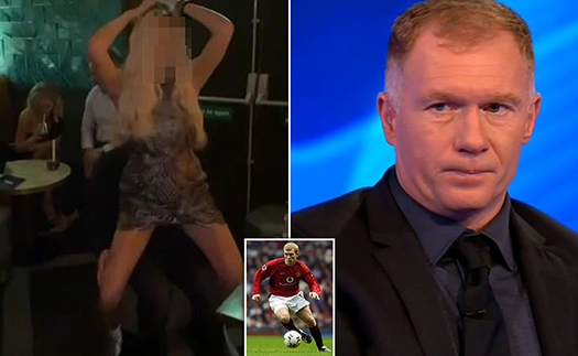 Paul Scholes vui vẻ với gái lạ trong quán bar