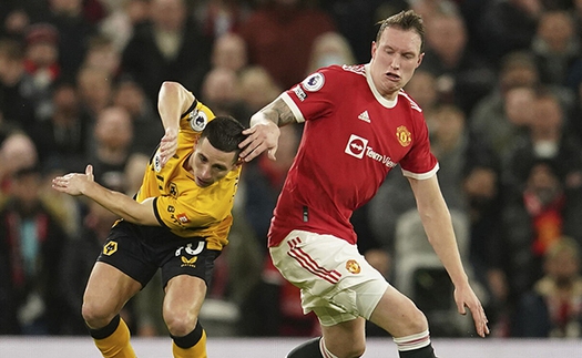 Sau đúng 2 năm, Phil Jones tái xuất trong ngày MU bại trận