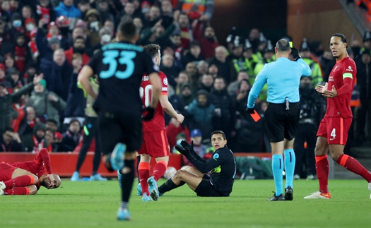 Wenger tố Fabinho gian lận khiến Sanchez bị đuổi