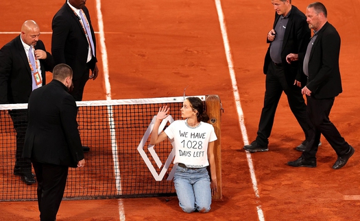 Cô gái tự trói mình vào lưới làm gián đoạn trận bán kết Roland Garros