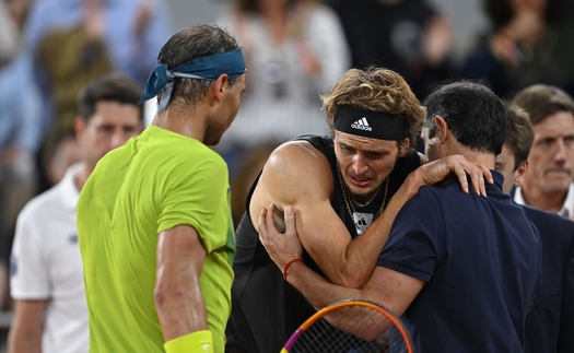 Zverev bỏ cuộc bằng xe lăn, Nadal vào chung kết Roland Garros