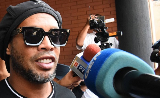 Ronaldinho bị vợ cũ kiện, có thể bị tịch thu tài sản