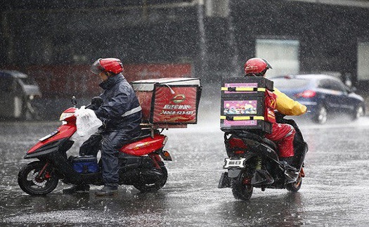 Tỷ phú giả làm nhân viên giao hàng suốt 7 năm, đều đặn dậy từ 4 giờ sáng: Trước làm vì tiện đưa đón con đi học, sau ‘nhập vai’ vì ‘đam mê diễn xuất’