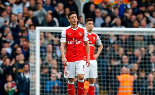 Mesut Oezil đá như đi bộ thế này mà đòi lương 300 ngàn bảng/tuần?