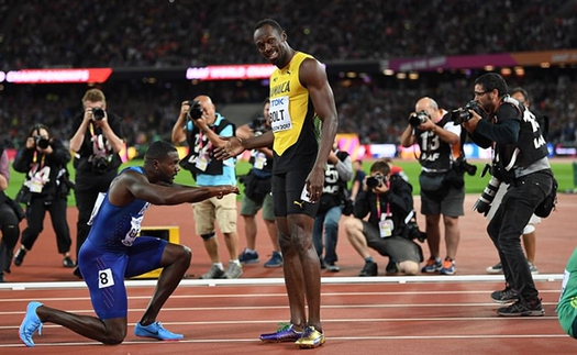 Phát sốt trước hình ảnh nhà vô địch Gatlin quỳ gối trước kẻ thất bại Usain Bolt