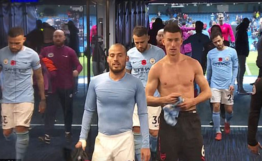 Không phải áo, Koscielny và David Silva trao đổi thứ khó tin sau trận Man City - Arsenal