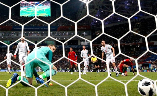 'David de Gea mắc sai lầm do... để 'tóc ngành' giống Loris Karius'