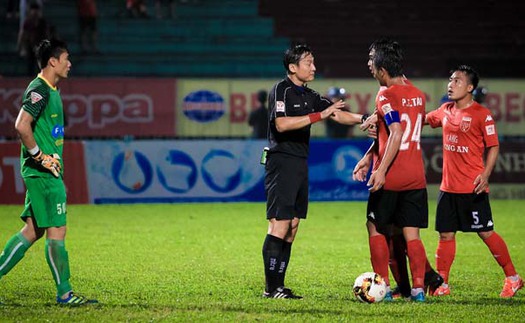 Cựu thủ môn An Giang tố trọng tài 'bẻ còi' trận Long An 'lật lọng'