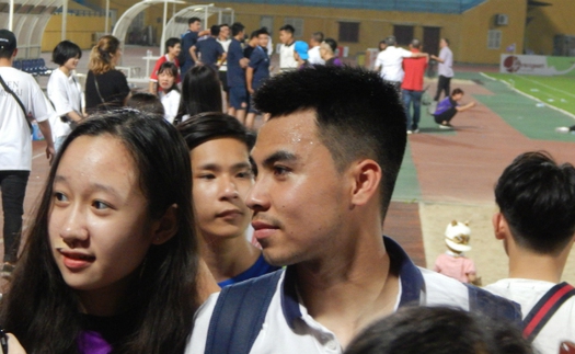 Đá dự bị, 'sao' U23 Việt Nam vẫn bị fan 'bao vây' sau trận