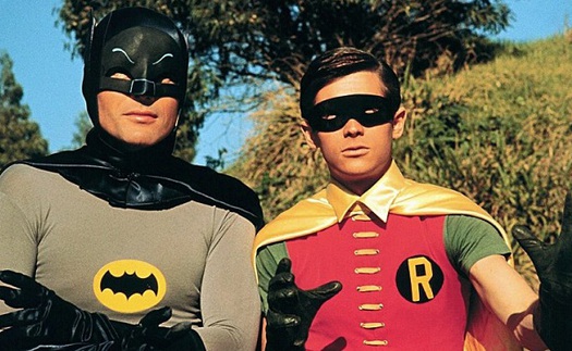 Adam West, người thổi hồn cho Batman cả cuộc đời, vừa ra đi