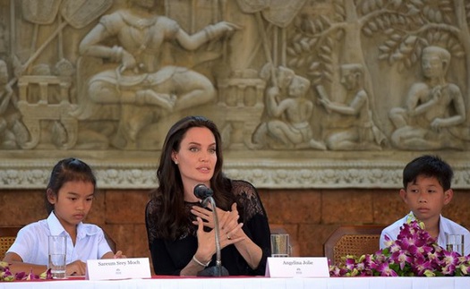 Angelina Jolie bác tin dùng tiền dụ trẻ em nghèo đóng phim