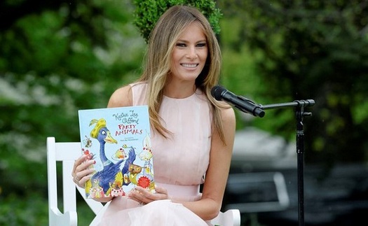 Bà Melania Trump tặng sách, thủ thư từ chối một cách thâm sâu