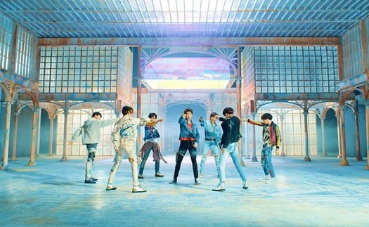 Khi ARMY toàn thế giới ăn mừng, BTS vẫn miệt mài luyện tập cho đêm live ‘Fake Love’