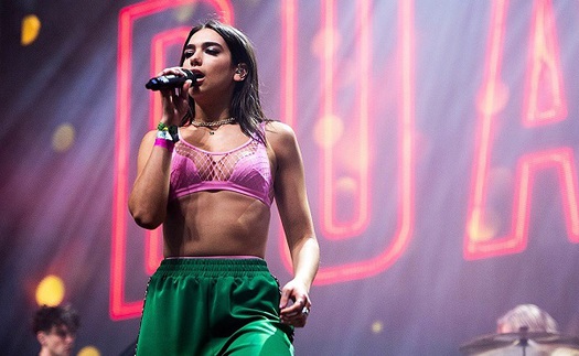 'Biểu tượng nữ quyền mới' Dua Lipa đổ gục giữa show, phải đi viện gấp