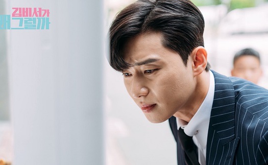 Park Seo Joon đáng yêu giữa 'cuộc chiến' chống lại máy gắp đồ chơi trong ‘Thư ký Kim’