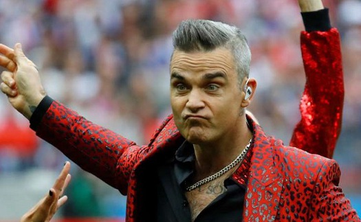 Robbie Williams vin vào bệnh tật để bao biện vụ ‘ngón tay thối’ ở World Cup?