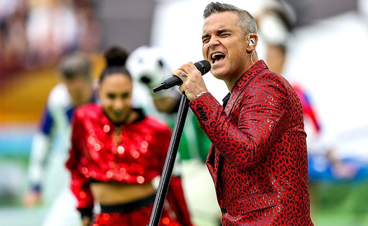 Dù có quan hệ với giới chính trị, Robbie Williams có thể phải vào tù vì hành vi tục tĩu ở World Cup