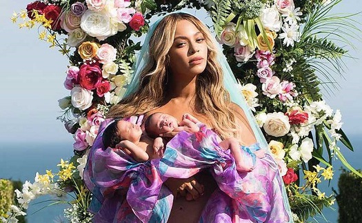 Beyonce lần đầu khoe cặp song sinh một tuổi cực kháu khỉnh, xinh xắn