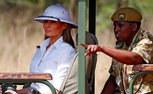 Bà Melania Trump bị chỉ trích nặng nề khi đội mũ thực dân tới thăm Kenya