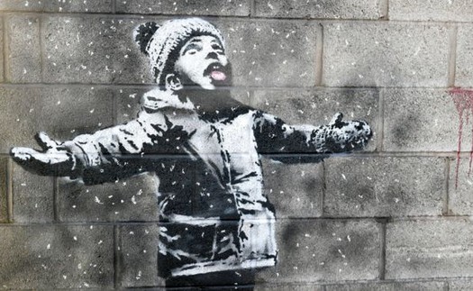 Giáng sinh, hàng ngàn người đổ tới xem tranh mới về em bé nghịch tuyết đáng thương của Banksy