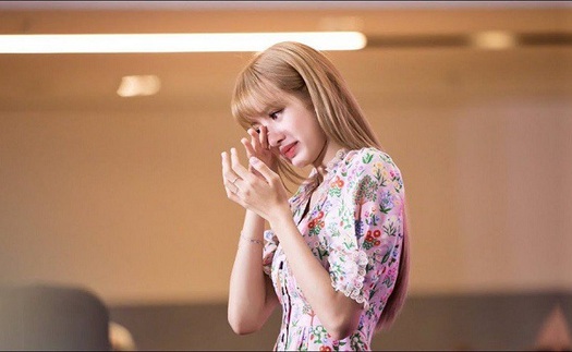 Lisa BlackPink bật khóc khi nhìn thấy người hâm mộ đặc biệt này