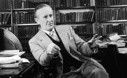 Con trai của JRR Tolkien thừa nhận bị bạn của bố lạm dụng tình dục khi còn nhỏ