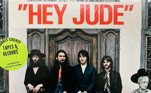 Bản viết tay lời ca khúc ‘Hey Jude’ của The Beatles được bán với giá hơn 21 tỷ đồng