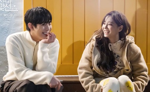 ‘Hẹn hò chốn công sở’: Se Jeong tả cảnh hôn ‘chim thủy tổ’ Hyo Seop nghe mà sợ