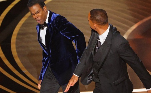 Bảo vệ vợ, Will Smith đánh diễn viên hài Chris Rock ngay trên sân khấu Oscar rồi khóc