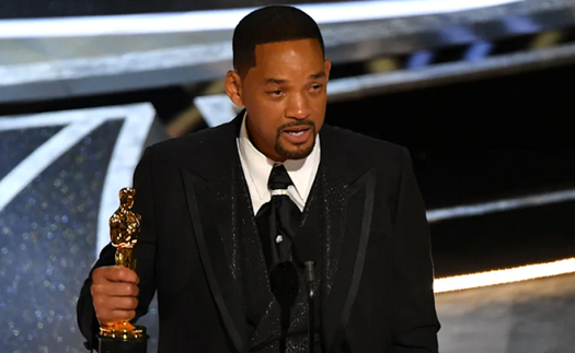 Vừa đánh Chris Rock, Will Smith khóc xin lỗi khi thắng giải Oscar Nam chính xuất sắc nhất