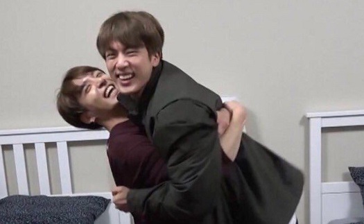 Jin BTS nhõng nhẽo bám Jungkook, đòi tiết lộ bí mật ‘động trời’ gì?