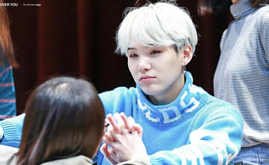 Xúc động Suga BTS giữ món quà fan tự làm trong nhiều năm