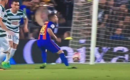 Pha diễn kịch kiếm penalty 'siêu thô' của sao Barca gây sốt