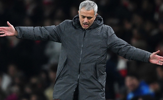 Cảnh báo trọng tài trước derby Manchester, Mourinho lại chơi tâm lý chiến