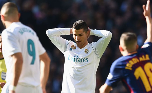 Ronaldo đá hụt bóng ở Kinh điển, có rút lại tuyên bố 'xuất sắc nhất trong lịch sử'?