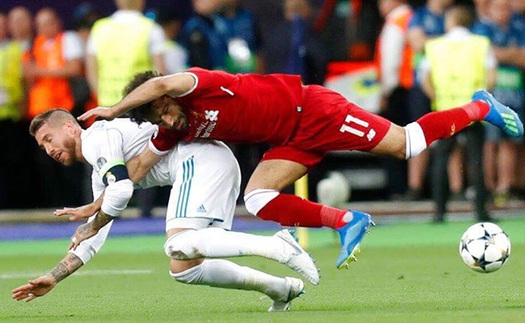 VIDEO: Ramos khóa tay khiến Salah chấn thương