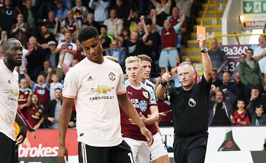 TIẾT LỘ: Rashford đá tung cửa phòng thay đồ sau khi nhận thẻ đỏ trước Burnley