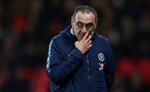 Chelsea thảm bại vì cầu thủ cố tình đá kém, nhằm đẩy Sarri ra đường?