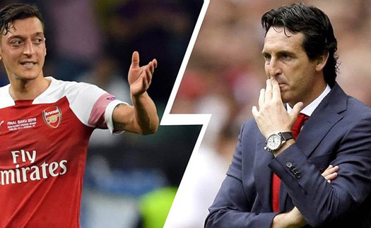 Mesut Oezil chửi thẳng mặt Unai Emery: ‘Tôi thề, ông không phải một HLV’