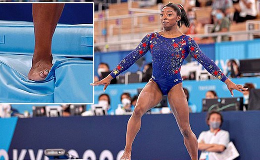 Siêu sao Simone Biles bật khóc khi mắc lỗi khó tin