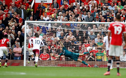 MU 0-1 Aston Villa: Bruno Fernandes sẽ mất quyền đá 11m vào tay Ronaldo?