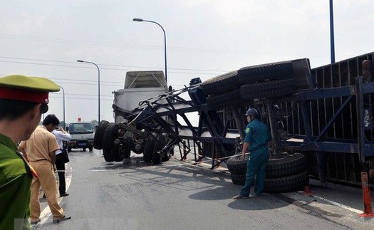 VIDEO: Lật xe container, các tuyến đường gần sân bay ùn tắc hơn 5 giờ